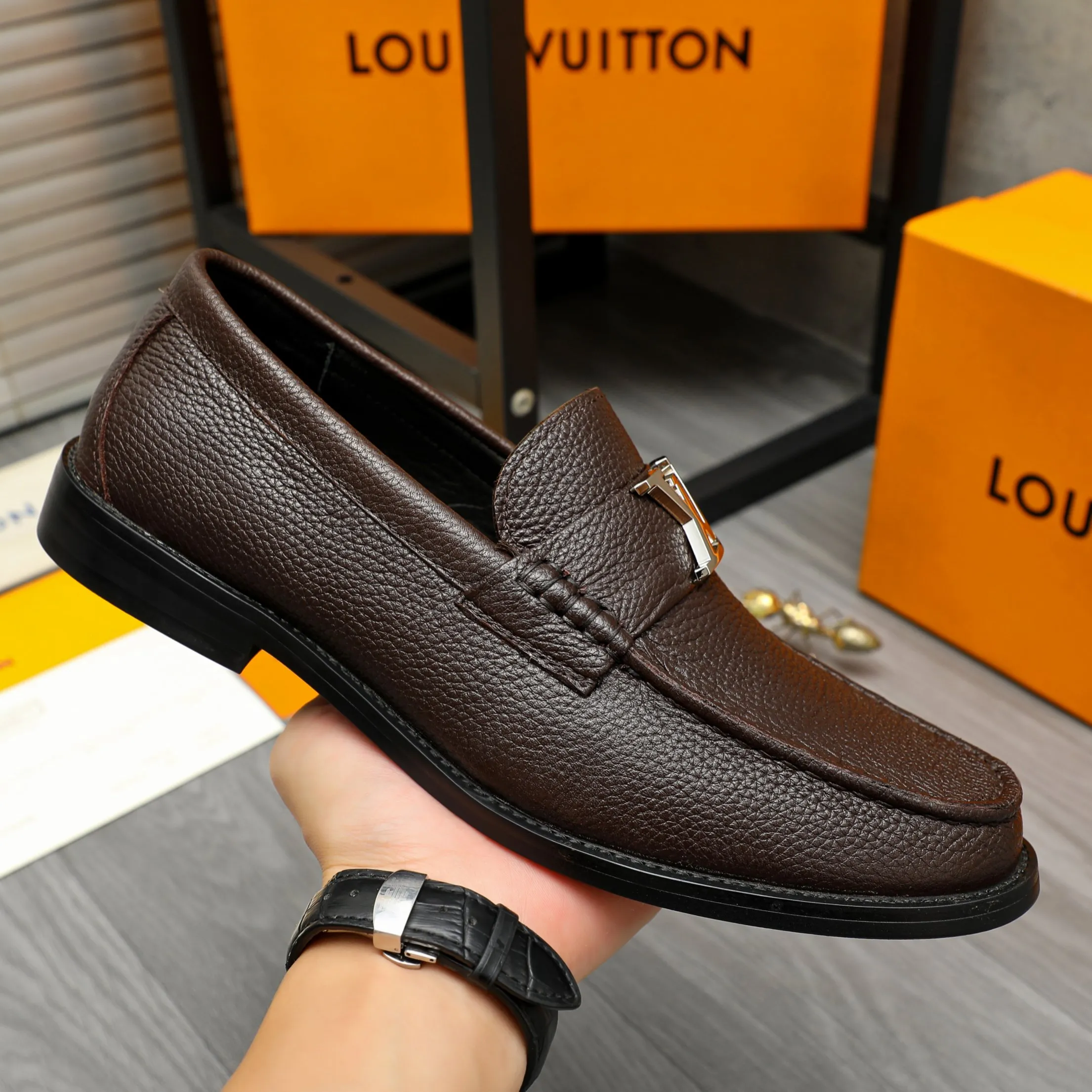 Men's shoes 💰442 Product trademark: LV "Louis Vuitton" business slip-on leather shoes Regular size: 38-46 (45.46 custom-made, non-returnable) Product materials: Selected pebbled cowhide upper, cowhide lining, original rubber outsole